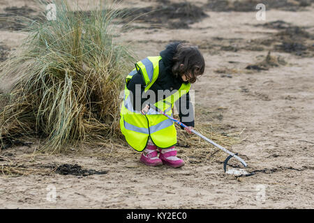 Aindsdale, Southport. 12. Dezember, 2018. UK Wetter. Nebligen Tag für Strand sauber Freiwillige 4 Jahr alt, Molly Flower-Steel (MR) und 30 weitere Helfer reinigen Sie nach jüngsten Stürme hinter Getränke Tassen, Besteck, Strohhalme, Kunststoff Flaschen verlassen haben, Deckel Rührer, Eimer, Polyäthylen, single-use, throwaway Elemente, String, Seil, Feuerzeuge, Chemikalien, Strand wurf Ablagerungen in der Strandlinie. Sturm Eleanor hat Links Strände mit Objekte, geschöpft aus dem Meeresboden durch die Wellen wie eine Flutwelle von Abfällen beschrieben und entfernen Es ist große Aufgabe übersät. Credit: MediaWorldImages/Alamy leben Nachrichten Stockfoto