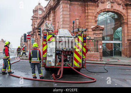 Nottingham, UK. 12. Januar 2018. Ein großes Feuer am Bahnhof Nottingham ist in der Folge zu erheblichen Störungen. Alle Züge in und aus der Station für den Tag abgesagt. Die Straßen rund um den Bahnhof sind geschlossen wie alle Straßenbahn zum Bahnhof. Credit: Martyn Williams/Alamy leben Nachrichten Stockfoto