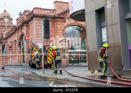 Nottingham, UK. 12. Januar 2018. Ein großes Feuer am Bahnhof Nottingham ist in der Folge zu erheblichen Störungen. Alle Züge in und aus der Station für den Tag abgesagt. Die Straßen rund um den Bahnhof sind geschlossen wie alle Straßenbahn zum Bahnhof. Credit: Martyn Williams/Alamy leben Nachrichten Stockfoto