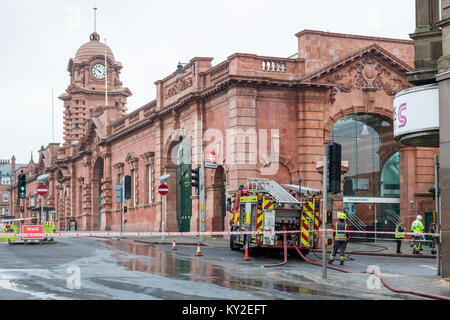 Nottingham, UK. 12. Januar 2018. Ein großes Feuer am Bahnhof Nottingham ist in der Folge zu erheblichen Störungen. Alle Züge in und aus der Station für den Tag abgesagt. Die Straßen rund um den Bahnhof sind geschlossen wie alle Straßenbahn zum Bahnhof. Credit: Martyn Williams/Alamy leben Nachrichten Stockfoto