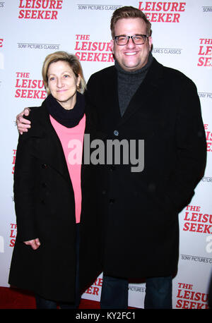 New York, USA. Januar 11, 2018: Edie Falco, Stephen Wallem besuchen Sony Pictures Classics Screening der Freizeitaktivitäten Sucher bei AMC Loews Lincoln Square in New York City präsentieren. 11. Januar 2018. Credit: RW/MediaPunch Stockfoto