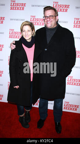 New York, USA. Januar 11, 2018: Edie Falco, Stephen Wallem besuchen Sony Pictures Classics Screening der Freizeitaktivitäten Sucher bei AMC Loews Lincoln Square in New York City präsentieren. 11. Januar 2018. Credit: RW/MediaPunch Stockfoto