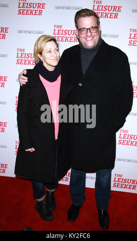 New York, USA. Januar 11, 2018: Edie Falco, Stephen Wallem besuchen Sony Pictures Classics Screening der Freizeitaktivitäten Sucher bei AMC Loews Lincoln Square in New York City präsentieren. 11. Januar 2018. Credit: RW/MediaPunch Stockfoto