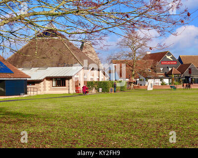 Martlesham Heath, Großbritannien. 12 Jan, 2018. UK Wetter: Helle, sonnige Winter morgen auf dem Dorfplatz in Martlesham Heide, Suffolk. Stockfoto