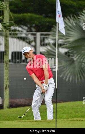 Kuala Lumpur, Malaysia. 12 Jan, 2018. Das Team Asien Chinese player Li Haotong konkurriert während des ersten Tages der EurAsia Cup in Kuala Lumpur, Malaysia, Jan. 12, 2018. Credit: Chong Voon Chung/Xinhua/Alamy leben Nachrichten Stockfoto