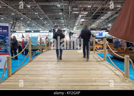 ExCel, London, UK. 12. Januar, 2018. Die fünf Tage London Boat Show sieht Massen an Tag 3, mit Ausstellern über starke Verkäufe Anfragen. Credit: Malcolm Park/Alamy Leben Nachrichten. Stockfoto