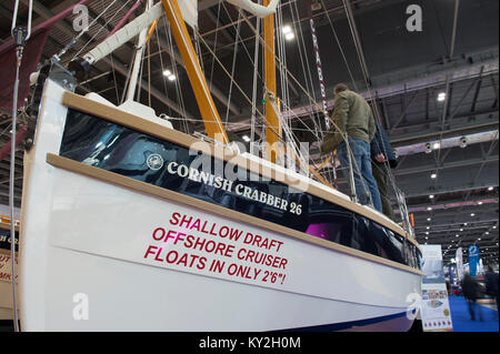 ExCel, London, UK. 12. Januar, 2018. Die fünf Tage London Boat Show sieht Massen an Tag 3, mit Ausstellern über starke Verkäufe Anfragen. Credit: Malcolm Park/Alamy Leben Nachrichten. Stockfoto