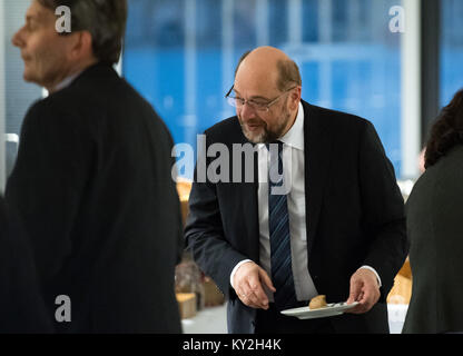 Berlin, Deutschland. 12 Jan, 2018. Der Vorsitzende der Sozialdemokratischen Partei Deutschlands (SPD) Martin Schulz, einige Speisen während der fraktionssitzung am Reichstag in Berlin, Deutschland, 12. Januar 2018. Credit: Soeren Stache/dpa/Alamy leben Nachrichten Stockfoto