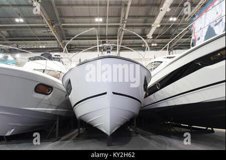 ExCel, London, UK. 12. Januar, 2018. Die fünf Tage London Boat Show sieht Massen an Tag 3, mit Ausstellern über starke Verkäufe Anfragen. Credit: Malcolm Park/Alamy Leben Nachrichten. Stockfoto