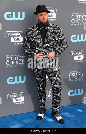 Chris Sullivan besucht die 23. jährliche Critics' Choice Awards auf der Barker Hangar am 11. Januar in Santa Monica, Kalifornien 2018. Stockfoto