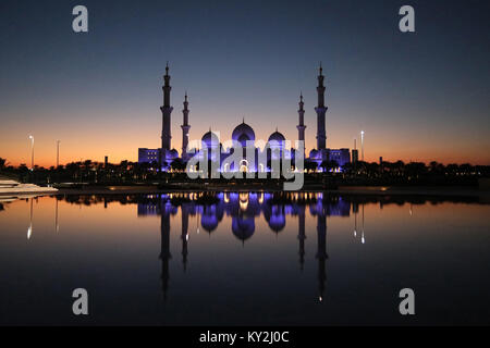 Abu Dhabi, VAE. 12. Januar 2018. Sheikh Zayed Moschee in Abu Dhabi, VAE, leuchtet in der Dämmerung am 12. Januar 2018. Der Moschee Architektur kombiniert Mamluk, osmanischen und Fatimidischen Stile und ist der größte im Land. Quelle: Dominic Dudley/Alamy leben Nachrichten Stockfoto