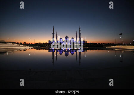 Sheikh Zayed Moschee in Abu Dhabi, VAE, leuchtet in der Dämmerung am 12. Januar 2018. Die mosqueâ € ™ s Architektur kombiniert Mamluk, osmanischen und Fatimidischen Stile und ist der größte im Land. Stockfoto