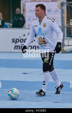 Arosa, Schweiz. 12 Jan, 2018. Thomas Helmer im 8 inoffizielle Eis Schnee Fussball-WM 2018 in Arosa. Credit: Rolf Simeon/Verkünden/Alamy leben Nachrichten Stockfoto