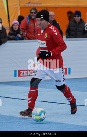 Arosa, Schweiz. 12 Jan, 2018. Stéphane Chapuisat im 8 inoffizielle Eis Schnee Fussball-WM 2018 in Arosa. Credit: Rolf Simeon/Verkünden/Alamy leben Nachrichten Stockfoto