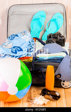 Öffnen gepackten Koffer mit Sachen für Ferienhäuser gesammelt Stockfoto