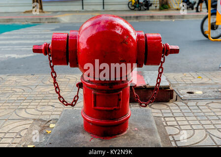 Leuchtend rote Hydrant in Bangkok street close-up Stockfoto