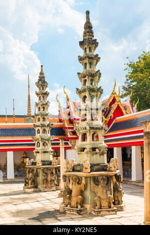 Wunderschöne traditionelle thailändische Architektur auf dem Gebiet der Tempel in Bangkok. Stockfoto