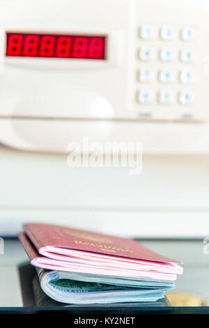 Die Pässe der Reisenden und Geld auf dem Hintergrund der Safe im Hotel Stockfoto