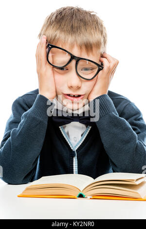 Verärgert Schüler mit einem Buch auf einem weißen Hintergrund Stockfoto