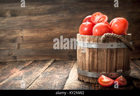 Frische Tomaten in einem hölzernen Löffel. Auf einer hölzernen Hintergrund. Stockfoto