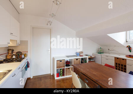 Küche einer Loft, alte Esstisch aus Holz Stockfoto