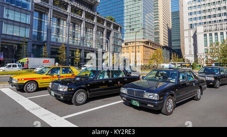 TOKYO, Japan - 26. NOVEMBER: Taxi in Tokio, Japan, am 26. November 2013. Taxi ist eine Option für alternative Transportmöglichkeiten in Tokio, aber die Fahrt ist eine o Stockfoto