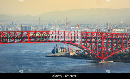 OSAKA, Japan - 28. Oktober: Minato Brücke in Osaka, Japan, am 28. Oktober 2014. 1974 eröffnet, eine doppelstöckige Cantilever truss Bridge. Es ist der dritte-l Stockfoto