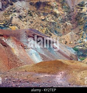 Eine feine Kunst Fotografie einer erstaunlich bunt und zauberhafte Landschaft mit der Alchemie im Tagebau historische Kupfermine auf Parys Mountain gefüllt (Mynydd Stockfoto