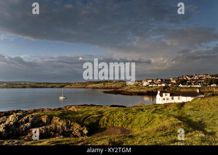 Bull Bay (Port Llechog) von der Küste weg gesehen auf der Suche nach Osten in Richtung holyhead an der Nordküste der Insel Anglesey, Nordwales UK, Sommer Stockfoto