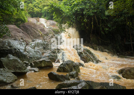Wohlhabende Wasserfall in der Regenzeit auf der Insel Koh Samui, Thailand Stockfoto