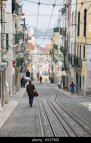 Rua da Bica de Duarte Belo Street; Lissabon, Portugal Stockfoto