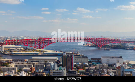 OSAKA, Japan - 28. Oktober: Minato Brücke in Osaka, Japan, am 28. Oktober 2014. 1974 eröffnet, eine doppelstöckige Cantilever truss Bridge. Es ist der dritte-l Stockfoto