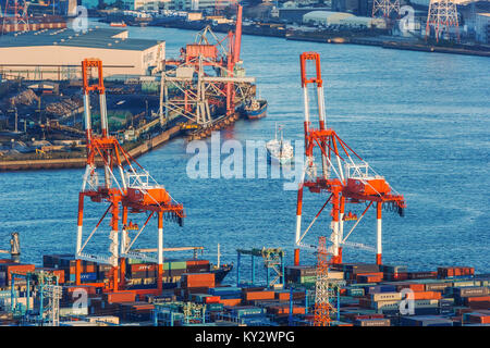 OSAKA, Japan - 28. Oktober: Osaka Bay in Osaka, Japan, am 28. Oktober 2014. Branchen suchen rund um Osaka Bay, weil es qualifizierte und reichlich w sind Stockfoto