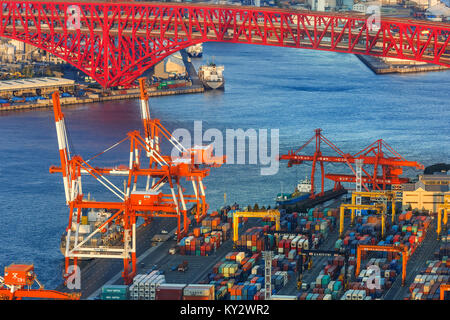 OSAKA, Japan - 28. Oktober: Osaka Bay in Osaka, Japan, am 28. Oktober 2014. Branchen suchen rund um Osaka Bay, weil es qualifizierte und reichlich w sind Stockfoto