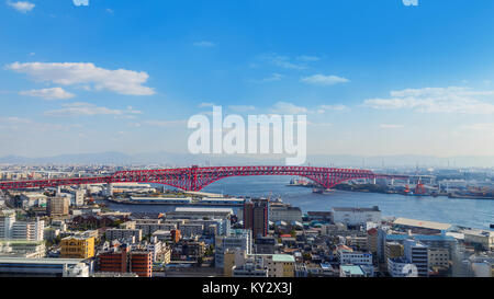 OSAKA, Japan - 28. Oktober: Minato Brücke in Osaka, Japan, am 28. Oktober 2014. 1974 eröffnet, eine doppelstöckige Cantilever truss Bridge. Es ist der dritte-l Stockfoto