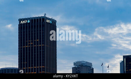 Der 1976, 188m hohe AMP Tower in Sydney, Australien. Im Jahr 2018 wurde das Gebäude zur Vorbereitung des neuen AMP Quay Quarter, das darüber/um es herum gebaut wurde, entkuttet Stockfoto