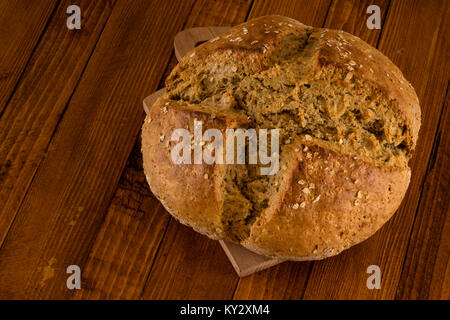 Traditionelle irische Soda Brot für St. Patrick's Day, serviert auf hölzernen Tisch Stockfoto