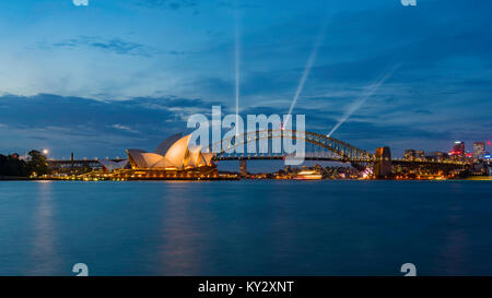 Die Sydney Harbour Bridge und Opera House beleuchtet mit speziellen Lampen in der Vorbereitung für Silvester nur auf Dämmerung von den Royal Botanic Gardens Stockfoto