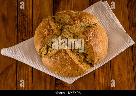 Traditionelle irische Soda Brot für St. Patrick's Day, serviert auf hölzernen Tisch Stockfoto