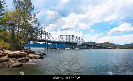 Die ursprüngliche Peats Ferry Bridge in der Nähe von Brooklyn NSW steht neben der neueren konkreten Brooklyn Bridge, wie sie den Hawkesbury River überqueren Stockfoto