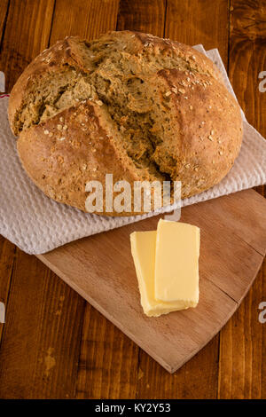 Traditionelle irische Soda Brot für St. Patricks Tag serviert mit Butter auf hölzernen Tisch Stockfoto