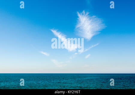 Cirrus Wolken über dem Mittelmeer an einem sonnigen Tag im Winter Stockfoto