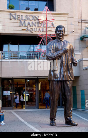 Südafrika, Sandton, Johannesburg. Eine Statue von Nelson Mandela auf Nelson Mandela Square Stockfoto