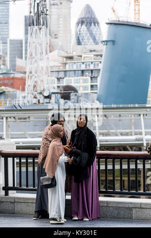 Drei muslimischen Frau im Gespräch in London Stockfoto