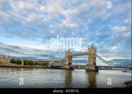 Tower Bridge mit kleinen Wolken am Himmel Stockfoto