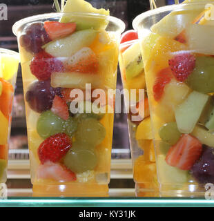 Gläser mit Obstsalat mit Ananas Kirschen Äpfel Birnen Trauben gefüllt Stockfoto