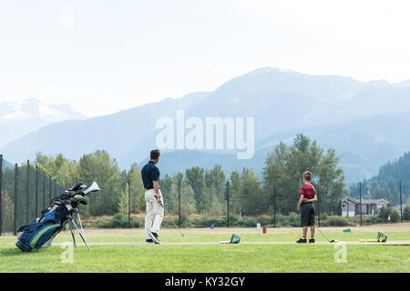 Vater und Sohn in den Golf Stockfoto