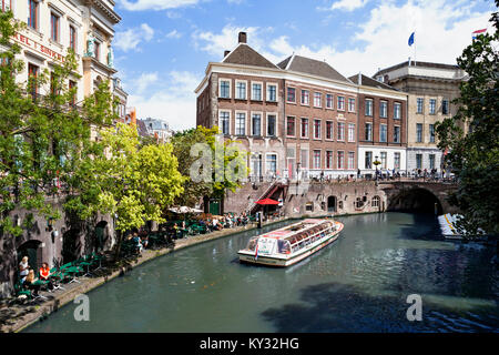 Utrecht City Centre Kanäle. Oudegracht. Schiff und am Kanal gelegenes Restaurant. Stockfoto