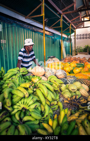 Afrikanischer mann Verkauf von Obst auf dem Markt, Victoria, Seychellen Stockfoto