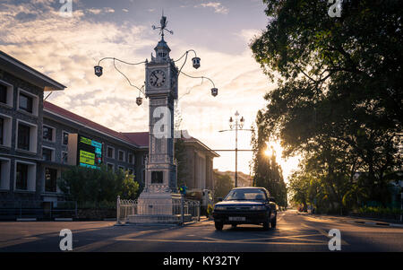 Auto fahrend hinter Big Ben miniatur Replik in Victoria, Seychellen Stockfoto